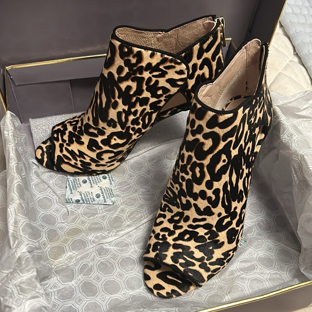 NWOT Louise at Cie leopard print heels. Size 8